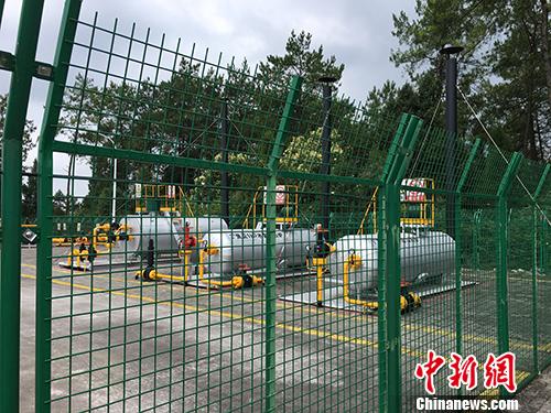 圖為中石化江漢油田涪陵頁巖氣井平臺內設施。湯琪 攝