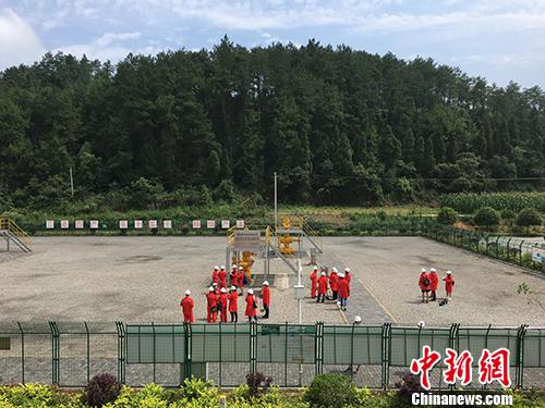 6月30日，記者探訪了中石化江漢油田涪陵頁巖氣井平臺。湯琪 攝