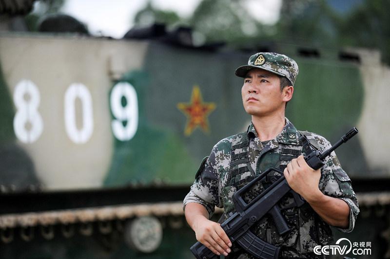 8年勤學(xué)苦練，王銳成為全軍最年輕的“雙特”兩棲裝甲尖兵。（彭希 攝）