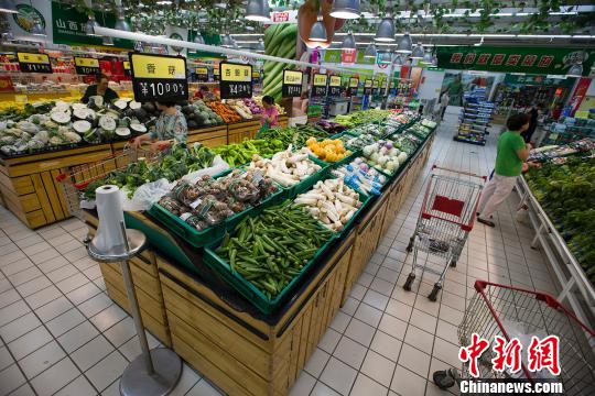 山西太原，民眾正在超市選購蔬菜。　張云　攝
