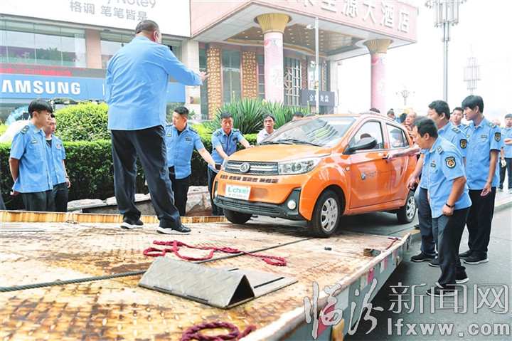 臨汾市區(qū)道路交通執(zhí)法小組清理亂停亂放的機(jī)動(dòng)車