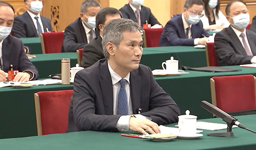 全國人大代表，湖北省十堰市太和醫(yī)院黨委書記、院長羅杰向總書記做匯報(bào)。