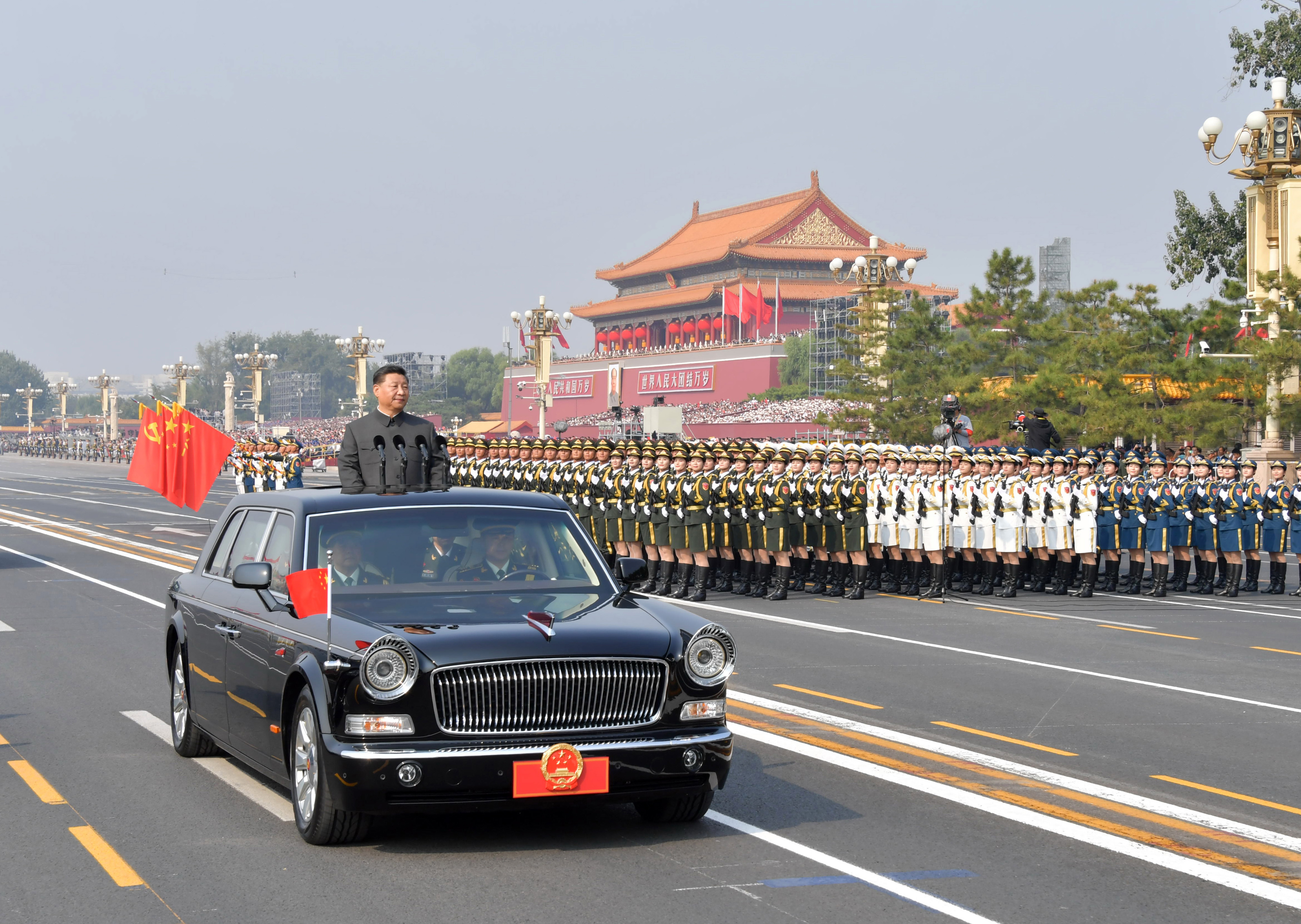2019年10月1日，慶祝中華人民共和國(guó)成立70周年大會(huì)在北京天安門廣場(chǎng)隆重舉行。這是中共中央總書記、國(guó)家主席、中央軍委主席習(xí)近平檢閱受閱部隊(duì)。