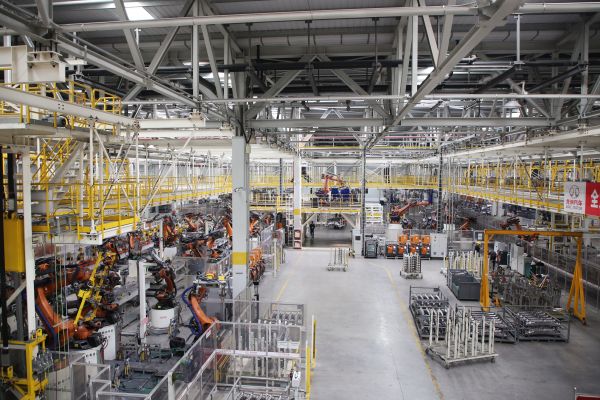 北汽株洲基地二工廠焊裝車間林立的機(jī)器人。