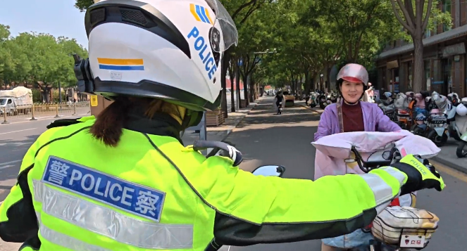 又甜又颯！臨汾女鐵騎街頭溫柔“喊話”