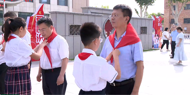 王延峰等市領導在臨汾一中第一附屬學校與少年兒童共慶“六一”