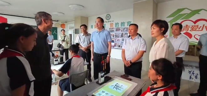 李云峰等市領導在臨汾紅絲帶學校、市特殊教育學校與少年兒童共慶“六一”