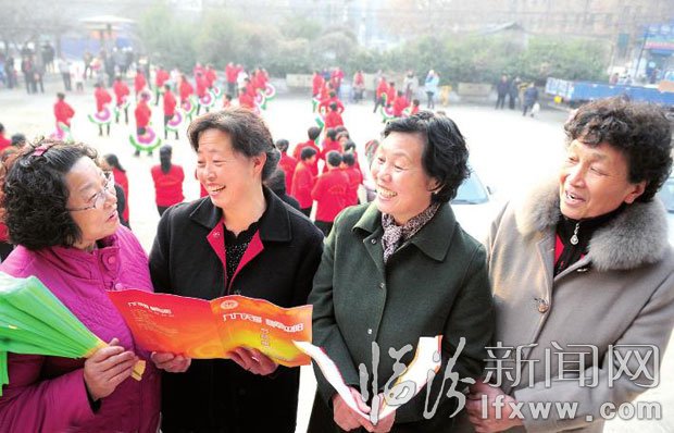 四位“平陽花”藝術團創辦人又在商量演出的事。