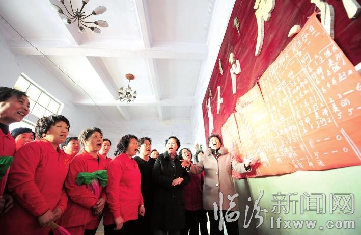 隊員們學唱“平陽花”團歌。