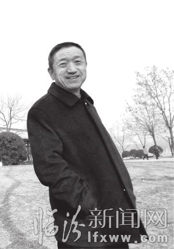 薛效東，1944年生于孝義，齋號永安居，自由畫者。自幼耽情繪事，勤學(xué)不輟，近年受趙亭人先生指導(dǎo)，專攻傳統(tǒng)水墨山水畫。