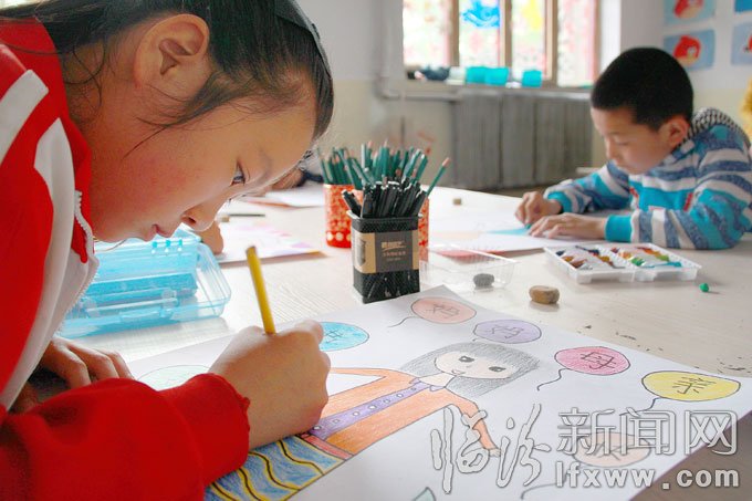 5月10日，洪洞縣的幾名小學生用畫筆描繪出他們心目中“媽媽”的形象。王培基 攝
