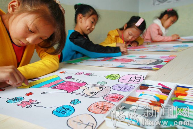 5月10日，洪洞縣的幾名小學生用畫筆描繪出他們心目中“媽媽”的形象。王培基 攝
