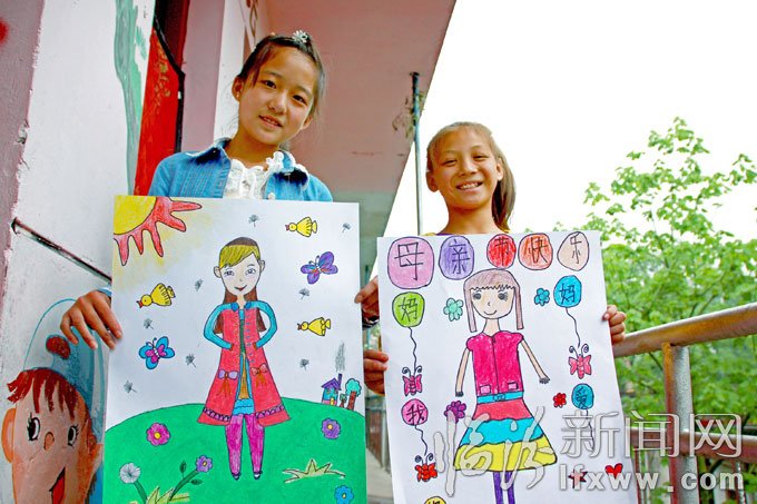 5月10日，洪洞縣的幾名小學生在展示他們的畫作。王培基 攝