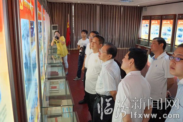 圖為梁志祥組長（右三）在市委書記陳綱（右四）、市長崔山原（右二）、市委常委、組織部長周文偉陪同下觀看展覽。