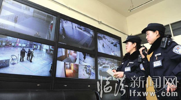 張靖蘭和呂聰聰在大屏幕前查看車站動態