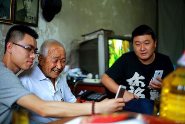 愛心人士慰問抗戰老兵