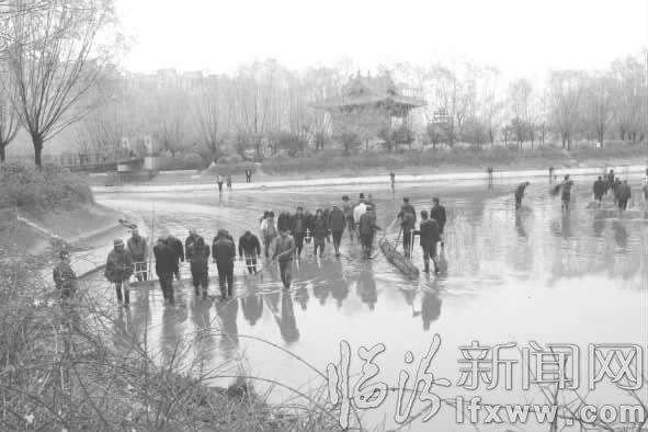臨汾古城公園:清理湖底沉積物 保證市民游園好心情